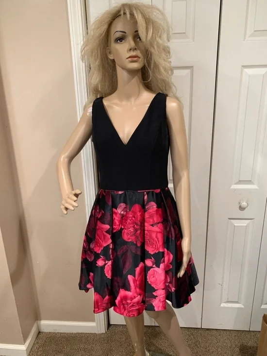 Betsy & Adam Black Red Floral Skirt V-Neck Dress - Picture 1 of 4